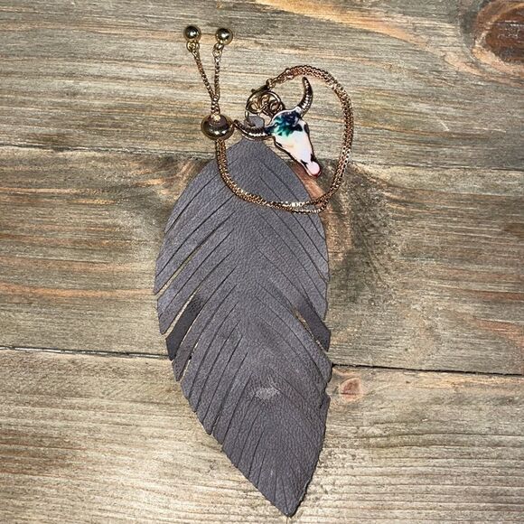 Delicate Western Gold Bracelet Grey Leather Dangle Feather & Cow Skull Charm - Picture 4 of 7